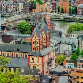 Vue aérienne de l'Église Collégiale Saint-Barthélemy à Liège et des toitures environnantes de la ville.